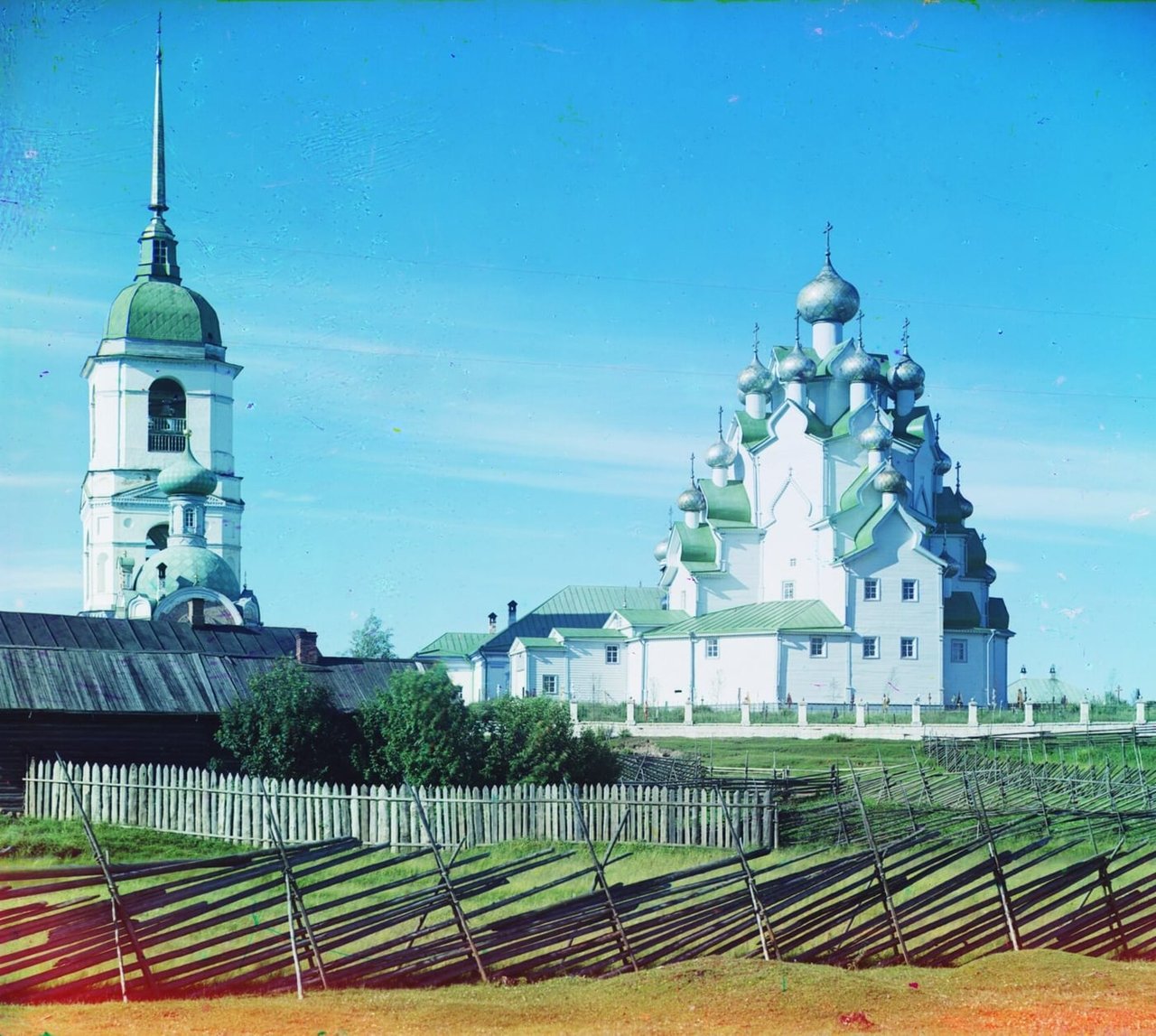 Многоглавая деревянная Покровская церковь и каменная колокольня на Вытегорском погосте в Анхимове, 1909 год