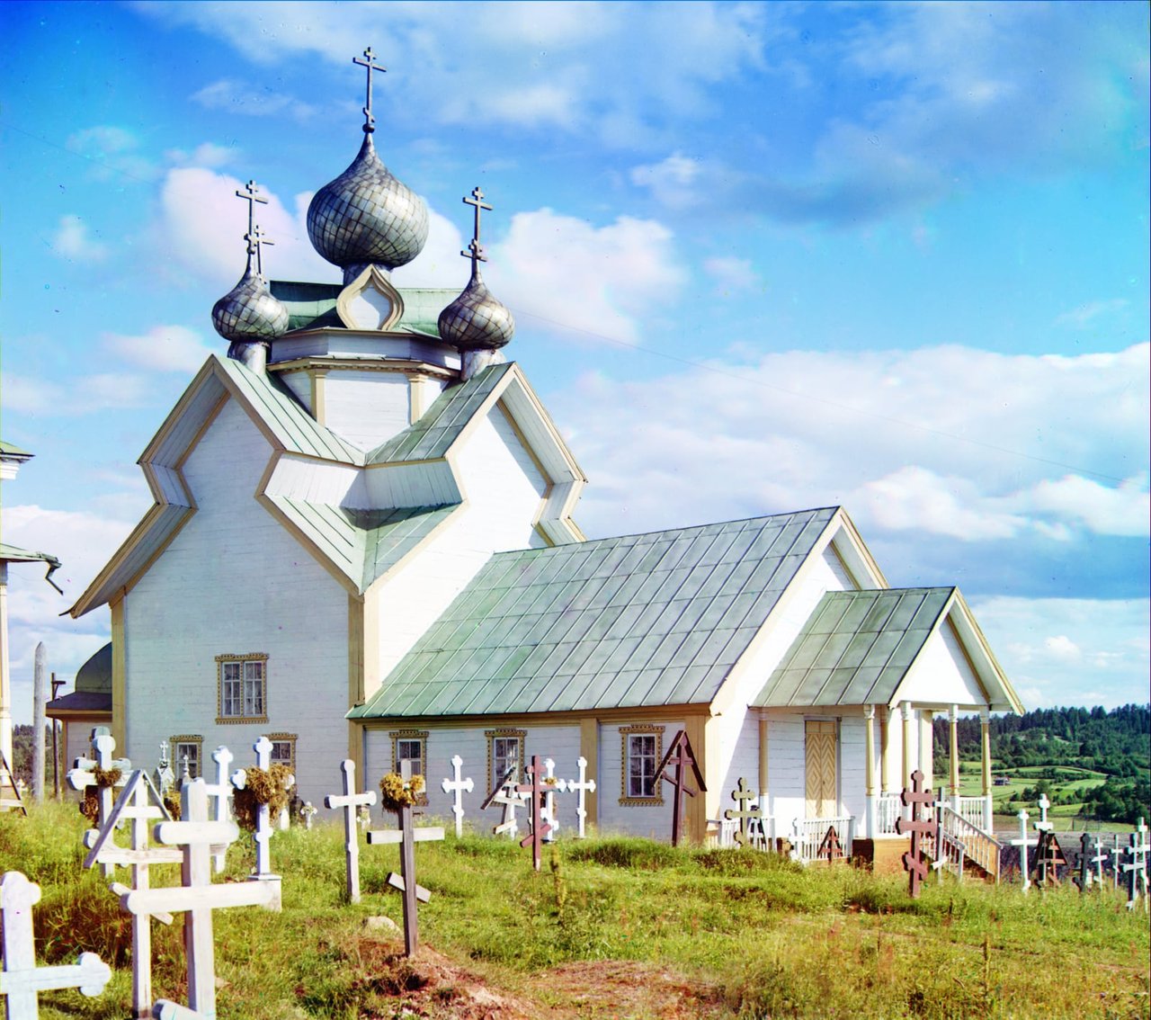 Деревянная Успенская церковь в Девятинах с крестами кладбища, 1909 год