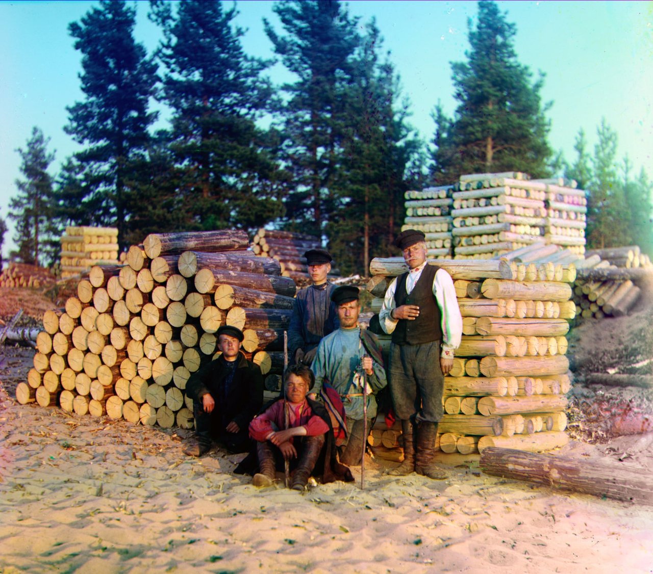 Пильщики на реке Вытегре у штабелей брёвен, 1909 год